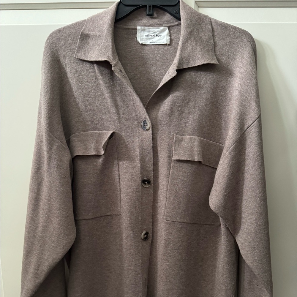 Almost new, worn once. Aritzia shacket size small. Excellent condition